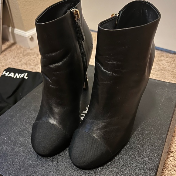 Authentic Chanel Black 17A Lambskin Leather Cc Pearl Short Ankle bootie 36.5 - Picture 2 of 11